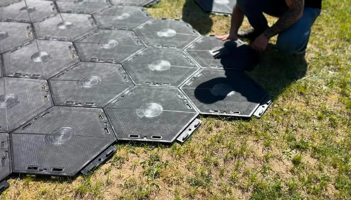 Modułowa podłoga plenerowa X-Floor na trawie