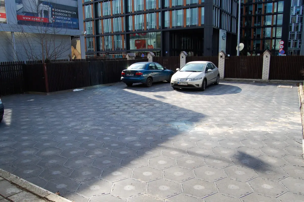 Podłoga modułowa X-Floor Hexa na parkingu